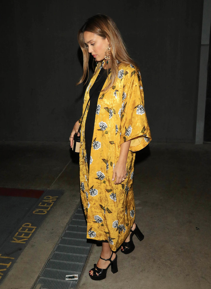 Jessica Alba wearing yellow Kimono (1)